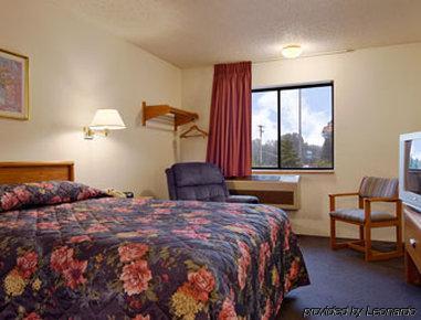 Super 8 By Wyndham Redding Hotel Room photo